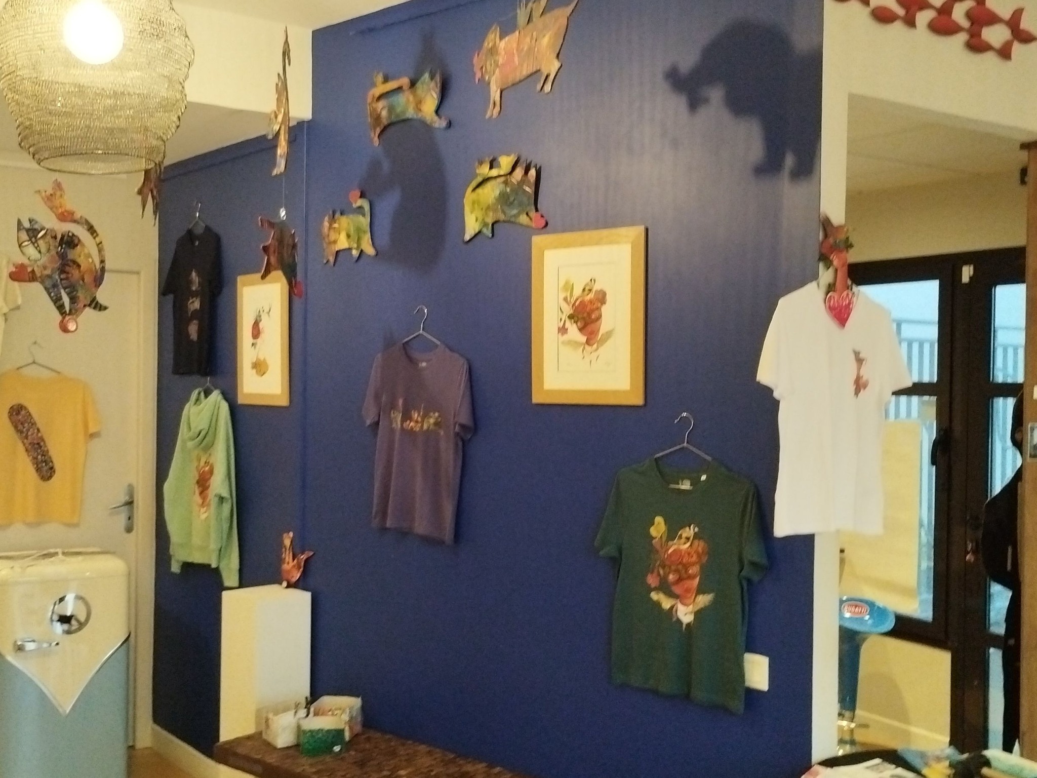 Vue de plusieurs tee-shirts exposés sur un mur